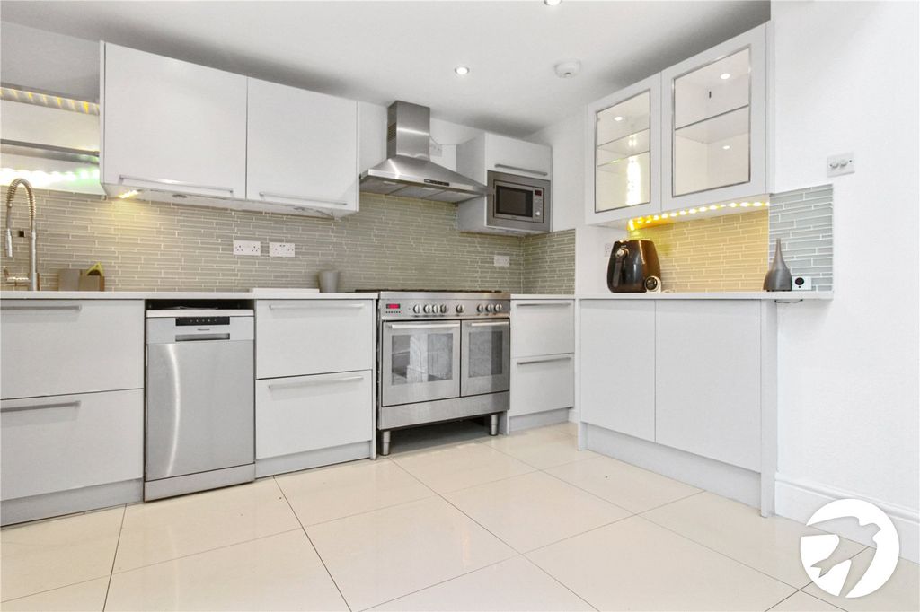 Property photo 3 of 9 Kitchen