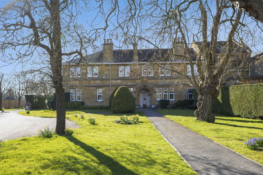 Property photo 1 of 12 8 The Retreat