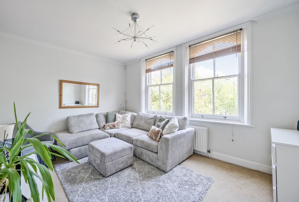 Property photo 1 of 8 1313593-12-685E9c...