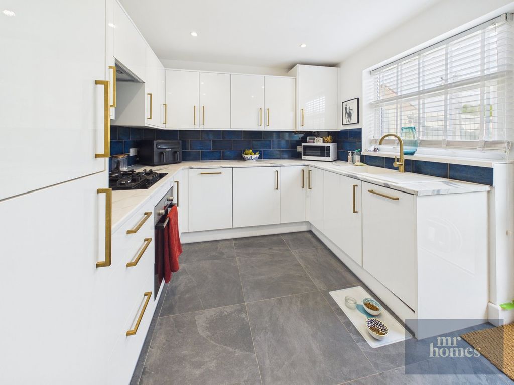 Property photo 2 of 32