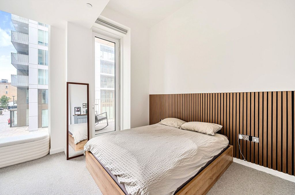 Property photo 2 of 18 Bedroom