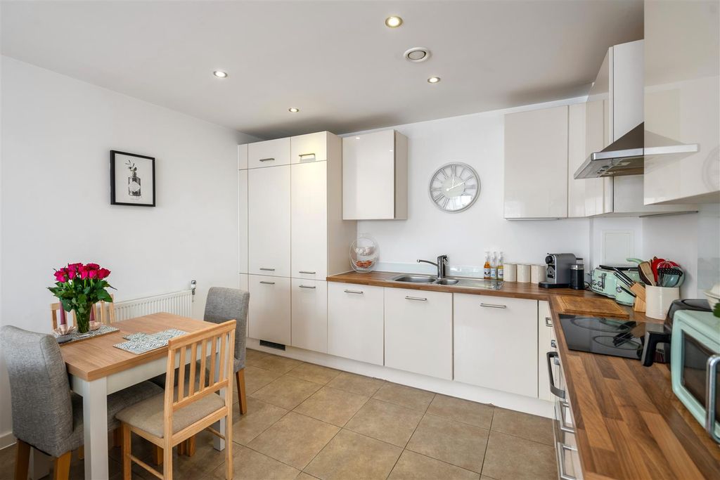 Property photo 3 of 12 67 Russell Square Internals-7.Jpg