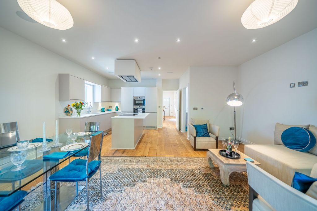 Property photo 2 of 28