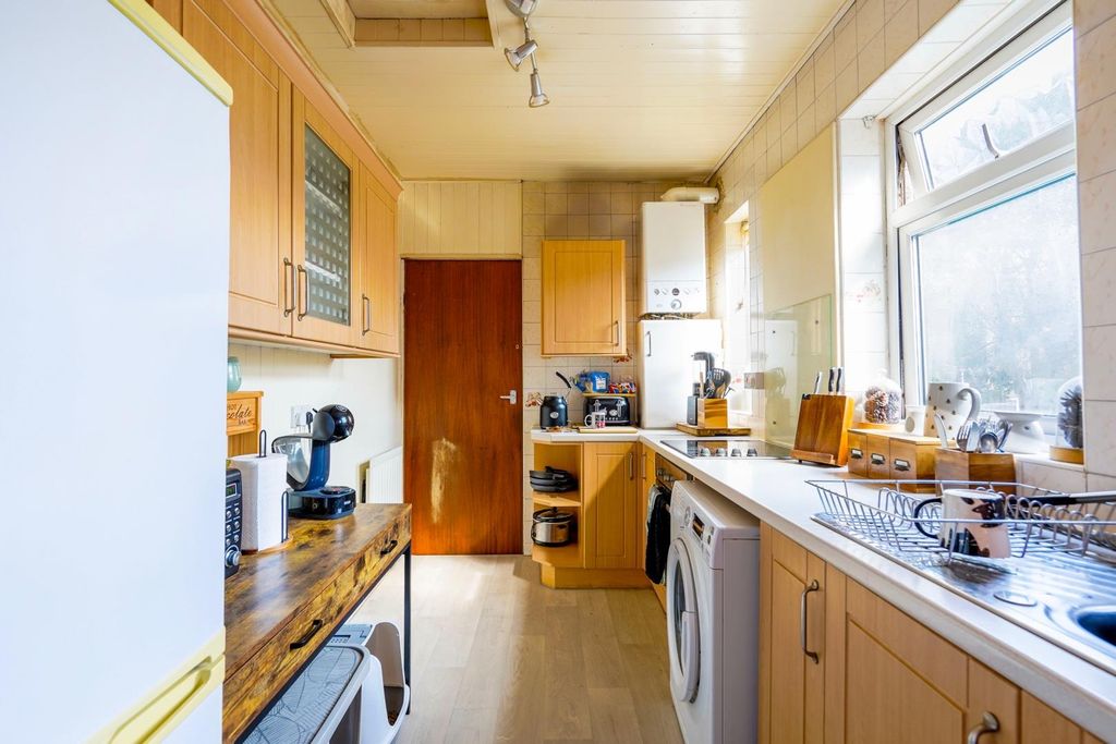 Property photo 3 of 7 Kitchen