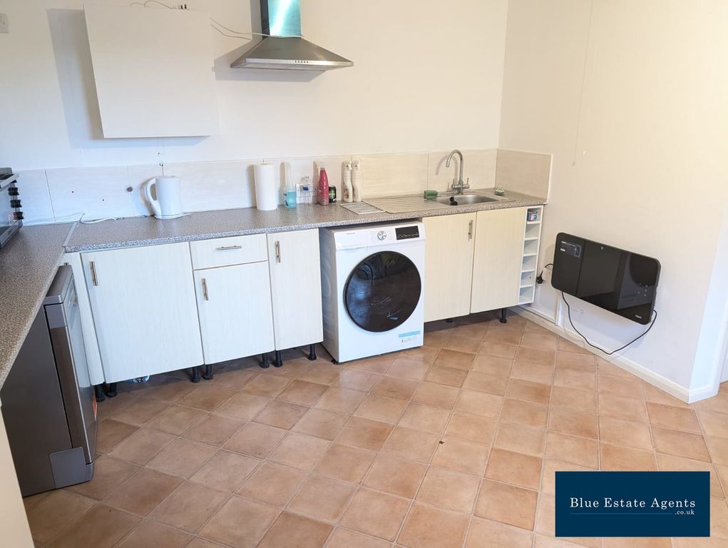 Property photo 1 of 5 Kitchen Lounge