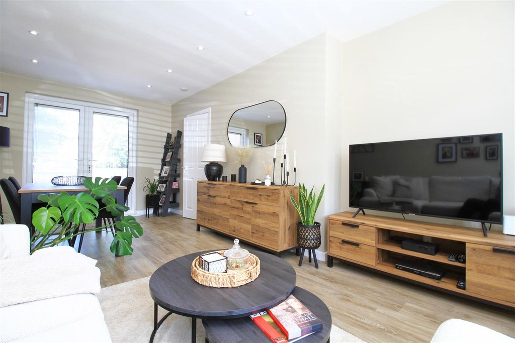 Property photo 2 of 17 Lounge.....Jpg
