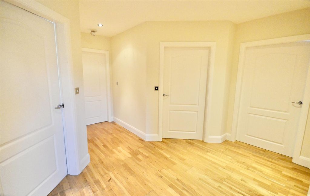 Property photo 2 of 31