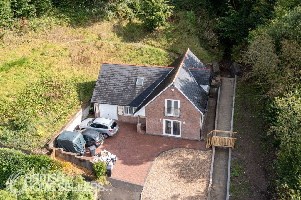 Property photo 1 of 38 Picture No. 04