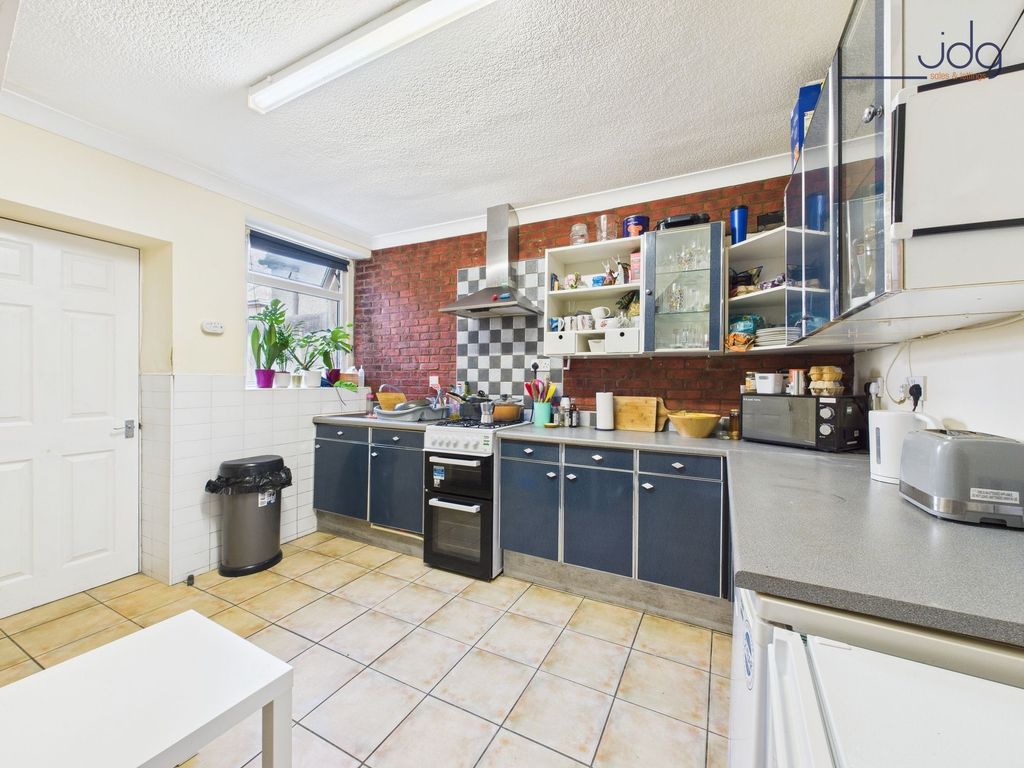Property photo 3 of 10 Kitchen