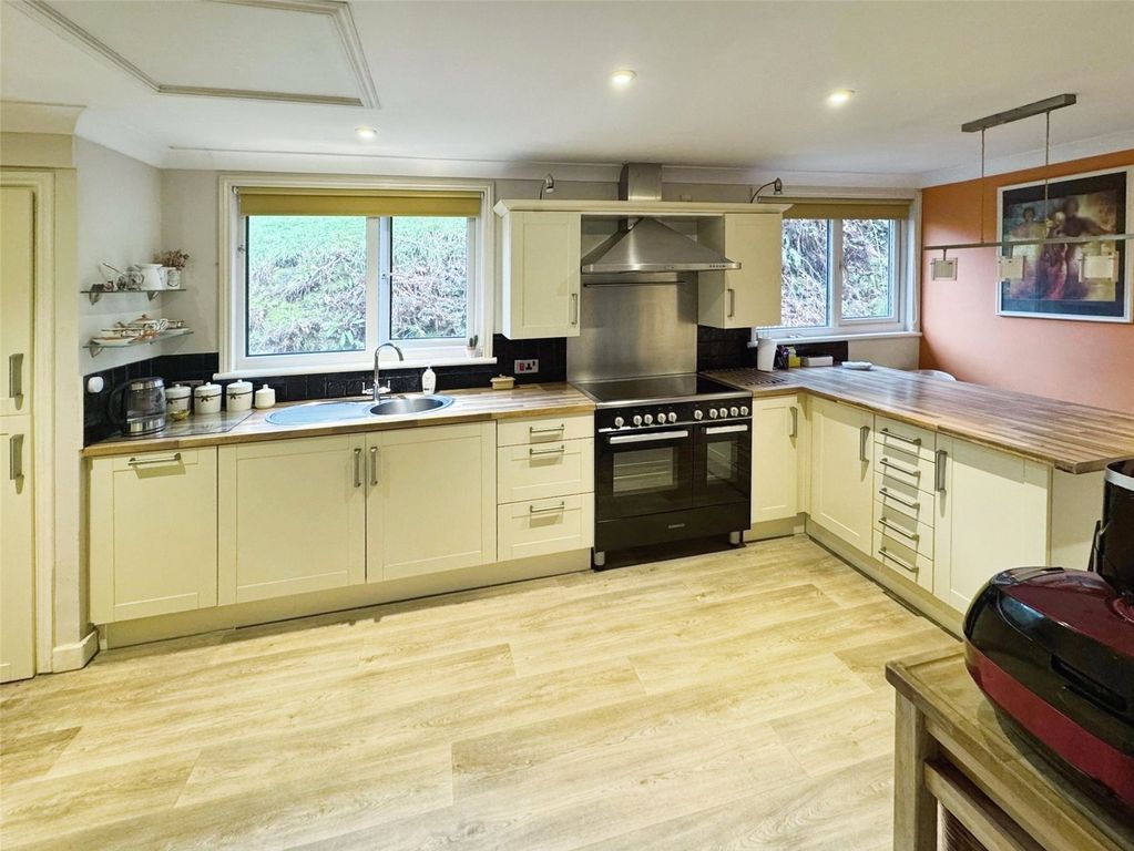 Property photo 3 of 17 Kitchen