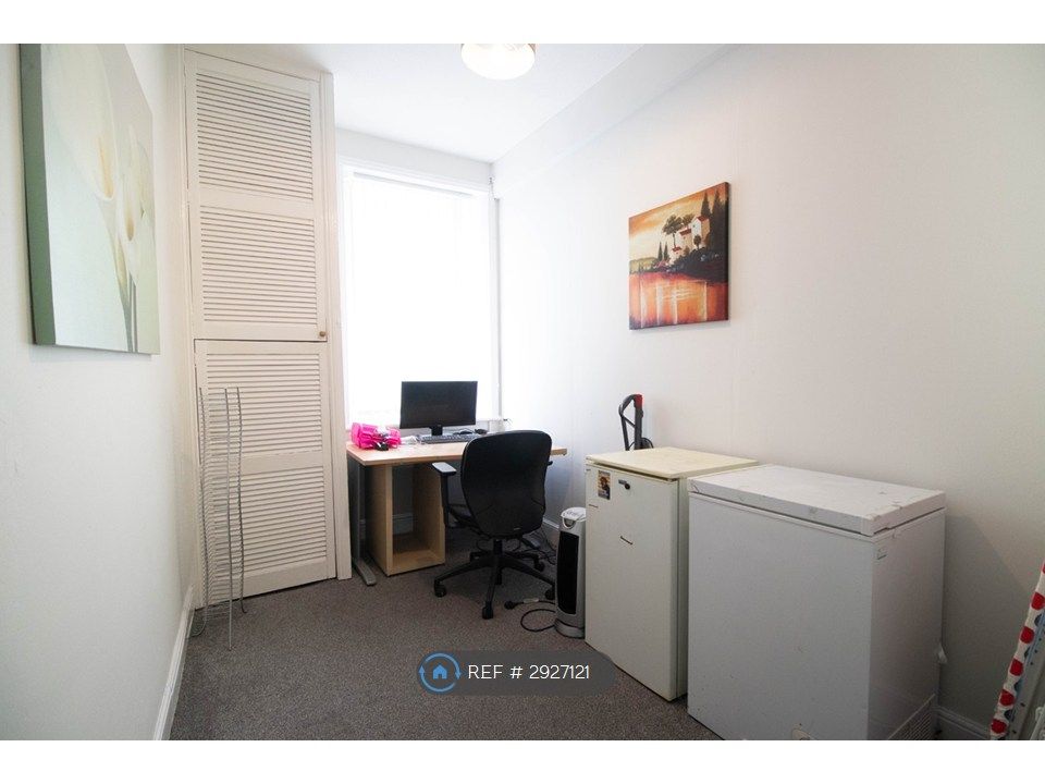 Property photo 3 of 12 Room 2
