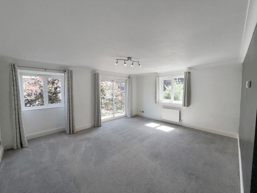 Property photo 3 of 10 Living Room
