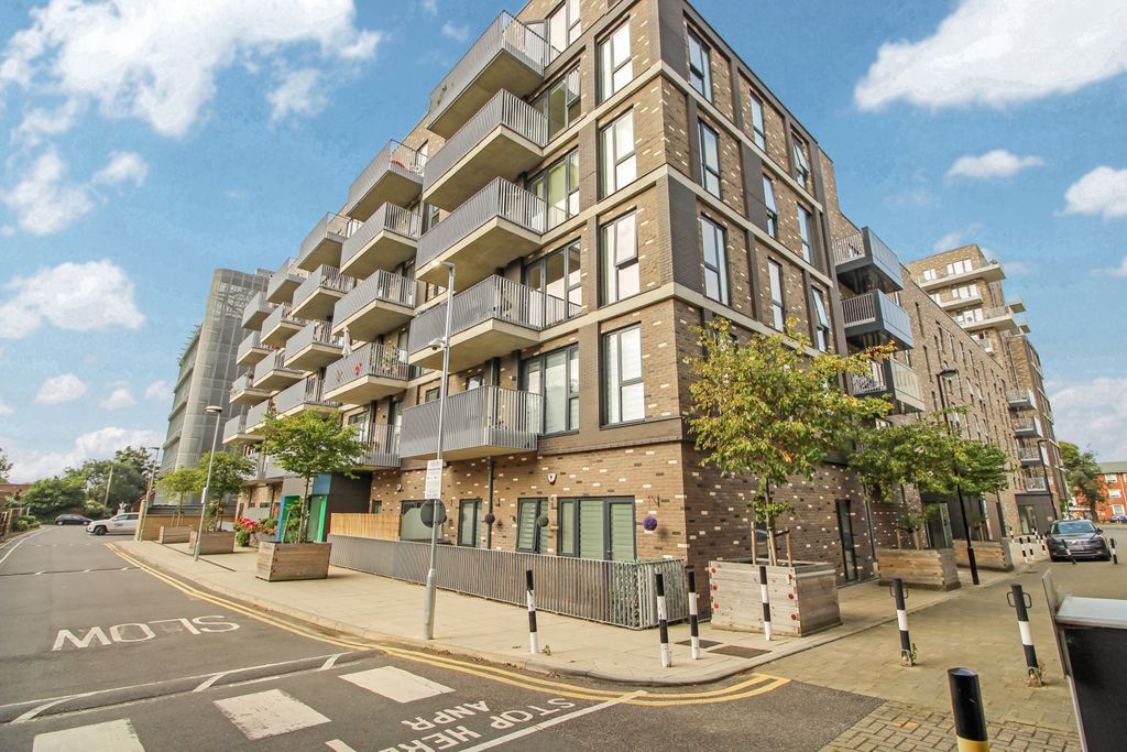 Property photo 1 of 12 One Bedroom 3rd Floor Flat To Rent