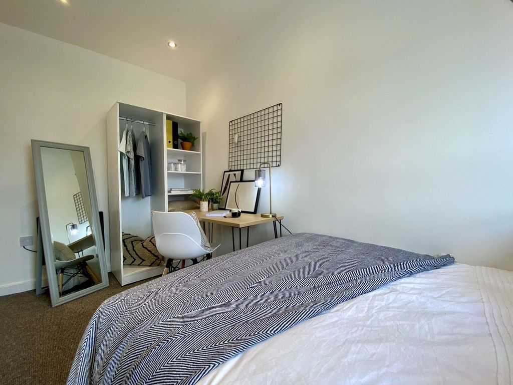 Property photo 2 of 4 A Bright And Comfortable Single Bedroom Featuring ...