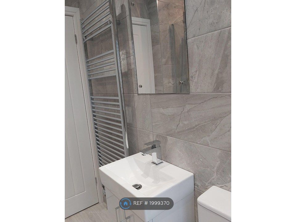 Property photo 3 of 10 Bathroom