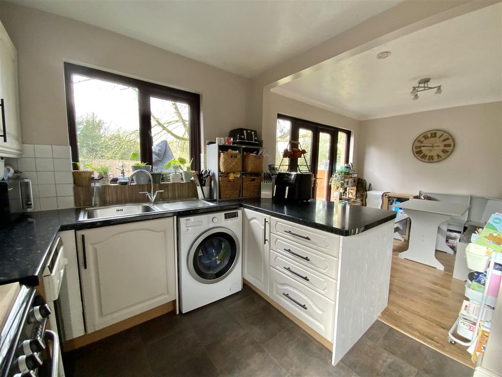 Property photo 3 of 12 Kitchen/ Dining Room