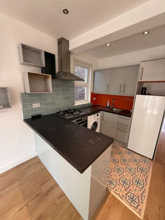 Property photo 1 of 9 3 Bedroom Gf Flat  And Private Garden With Gated Side Access.