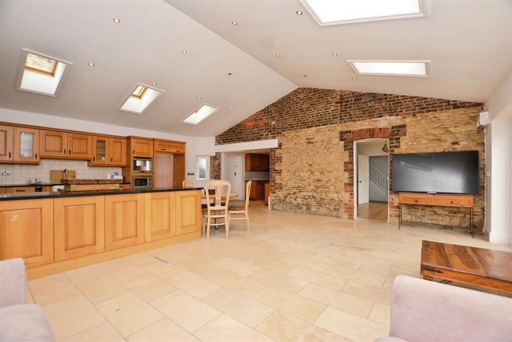 Property photo 3 of 39 Kitchen/Diner