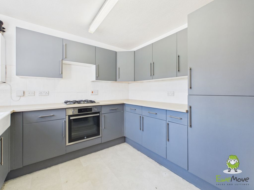 Property photo 2 of 21 Ewemove Estate Agents Basingstoke - 13 Forest Driv
