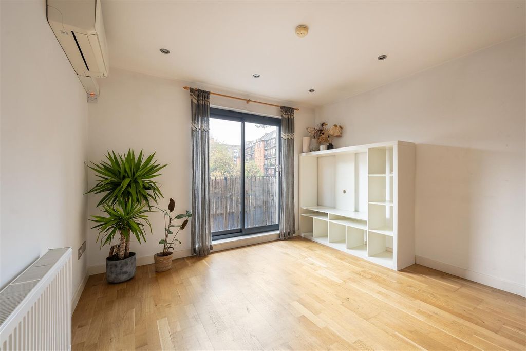 Property photo 2 of 18 Morning Lane, E9