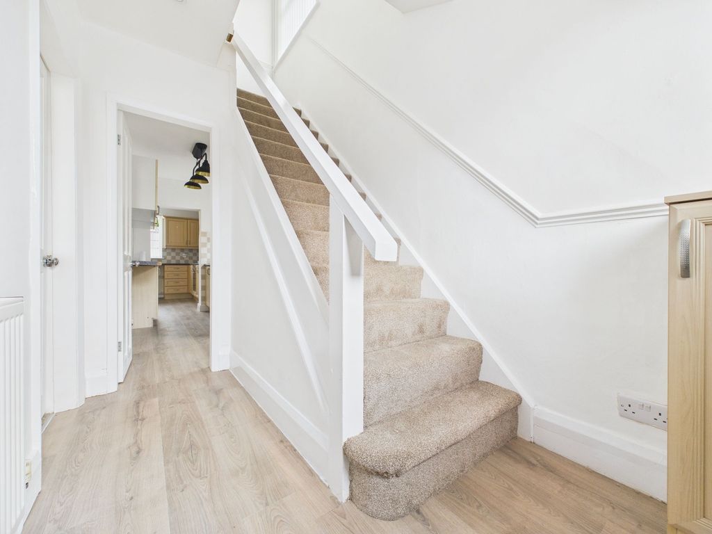 Property photo 2 of 17 Entrance Hall