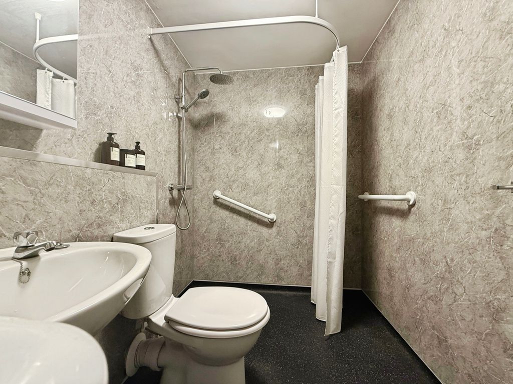 Property photo 3 of 17 Shower Room