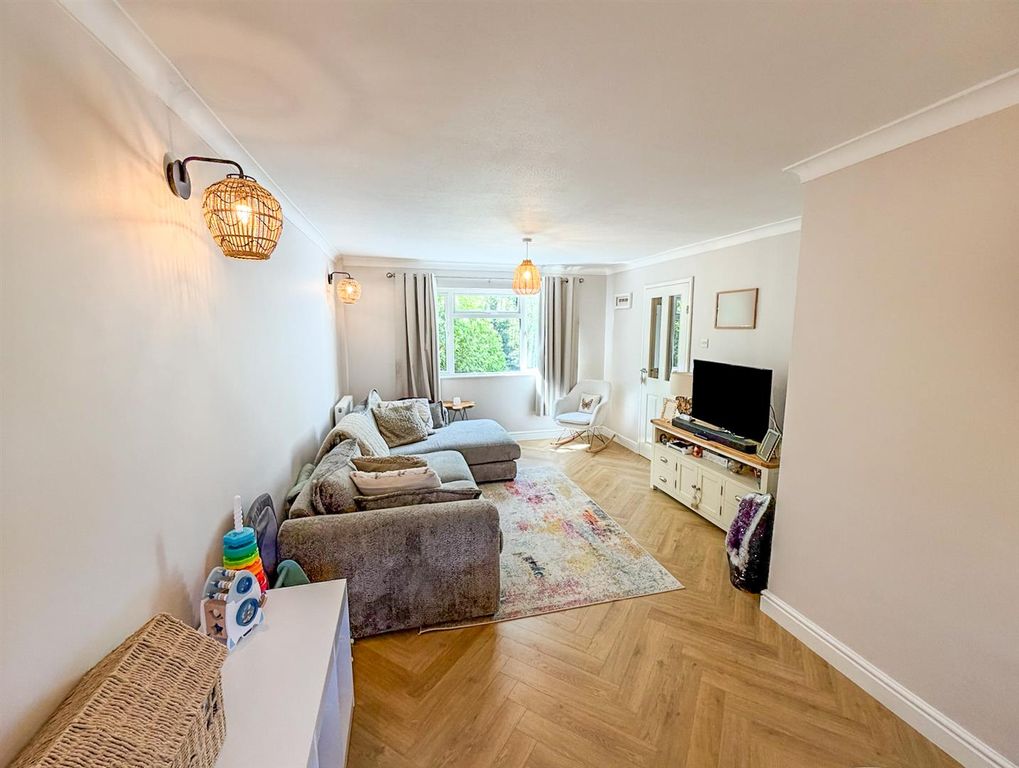 Property photo 3 of 19 Lounge