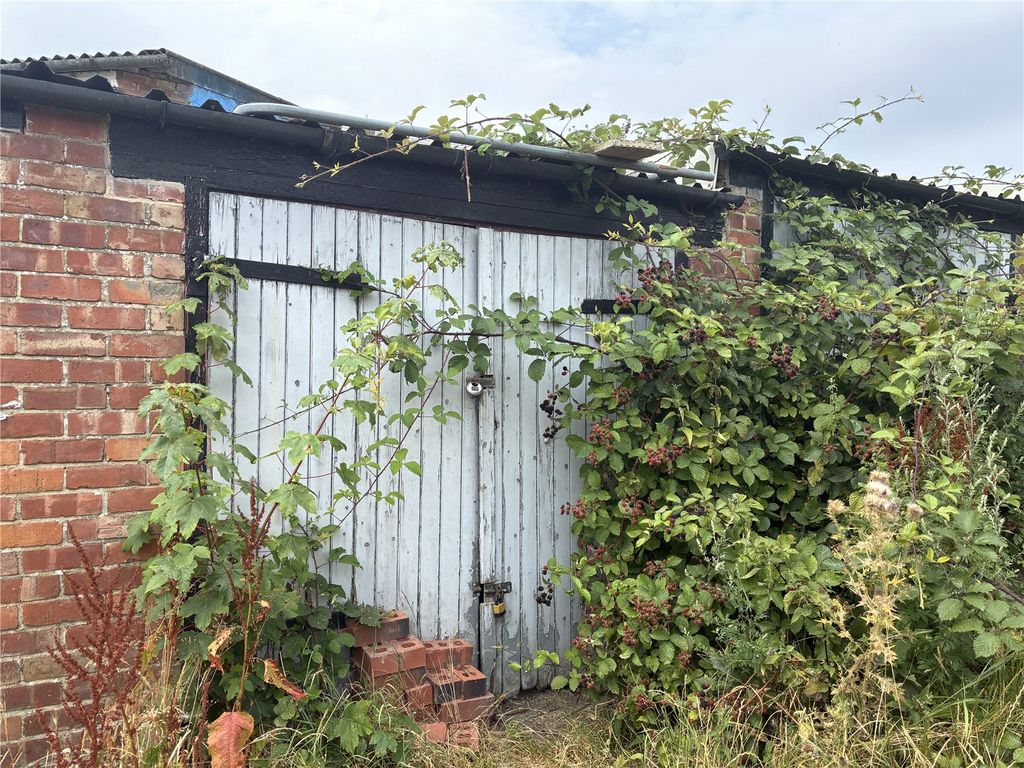 Property photo 1 of 1 Garage