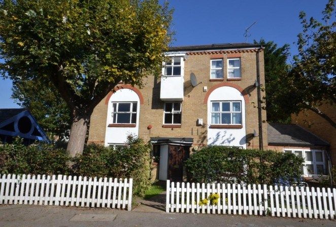 Property photo 1 of 13 A Beautifully Refurbished Five-Bedroom, Two-Bathroom Split-Level Flat, Ideally Positioned On Milton Close In The Heart Of Bermondsey.