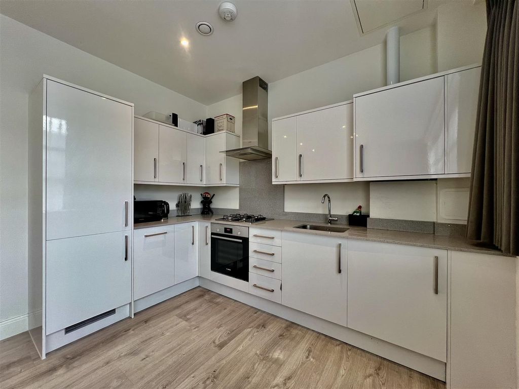 Property photo 3 of 7 Kitchen