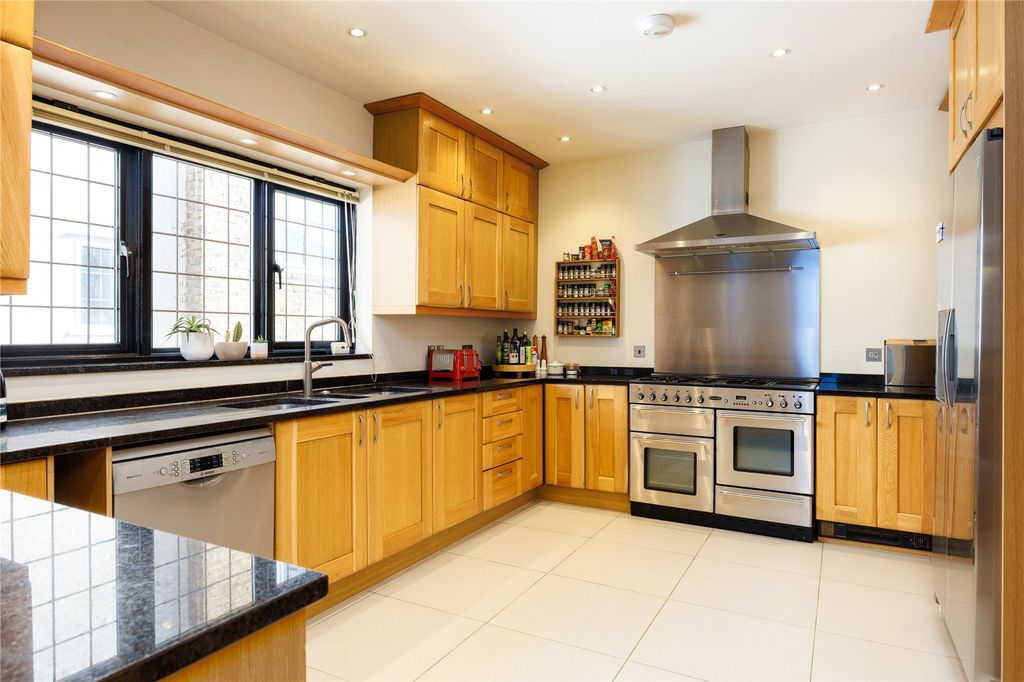 Property photo 3 of 19 Kitchen