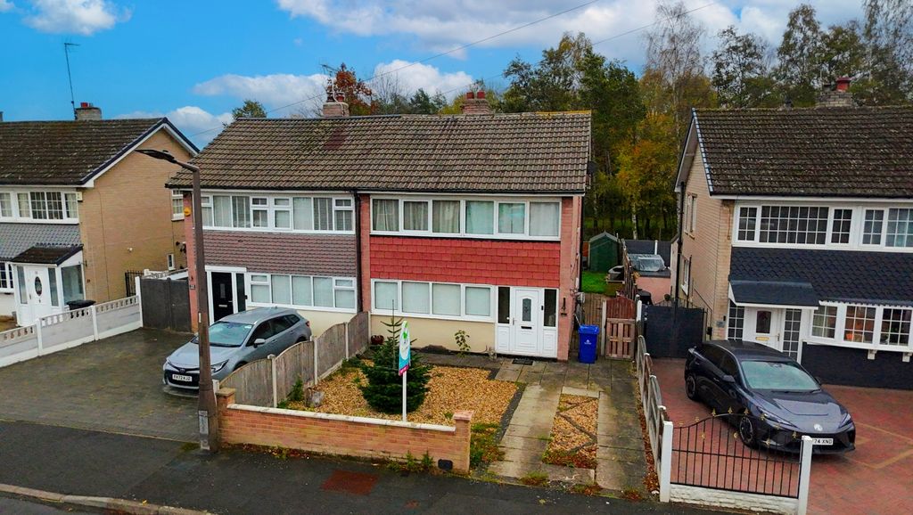 Property photo 1 of 10 Wroxham Way Front