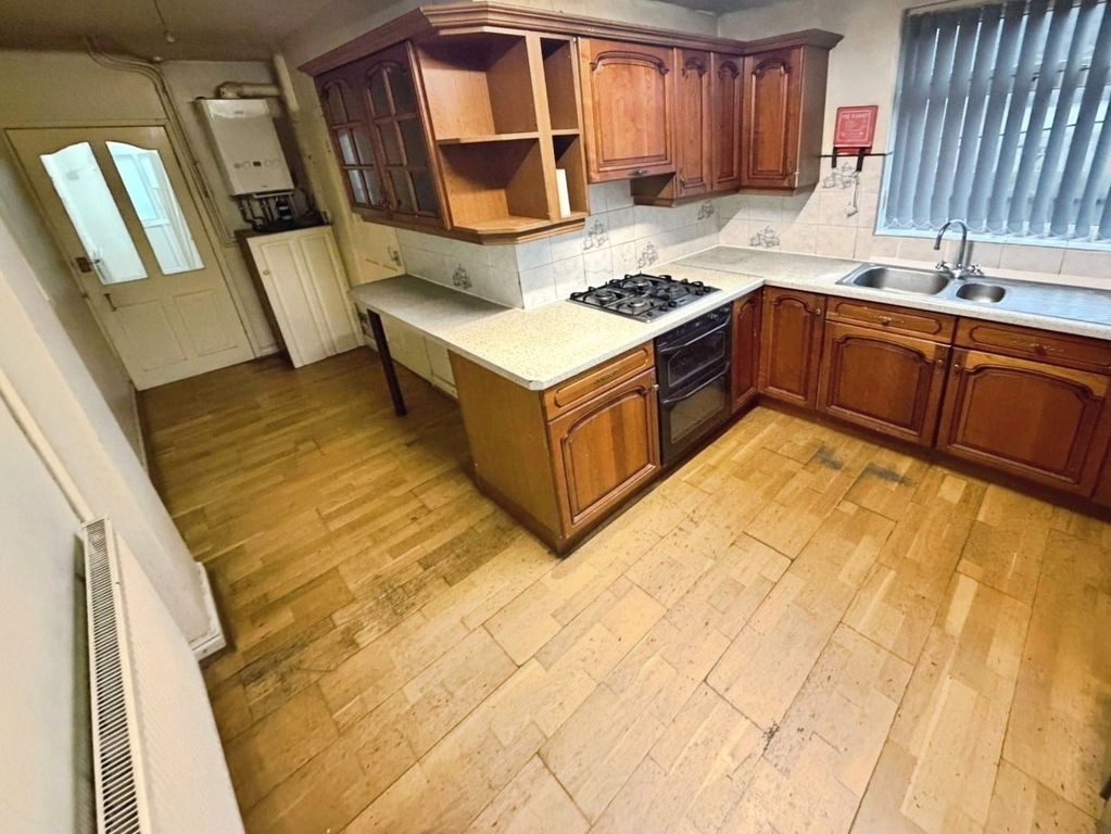 Property photo 3 of 9 Kitchen