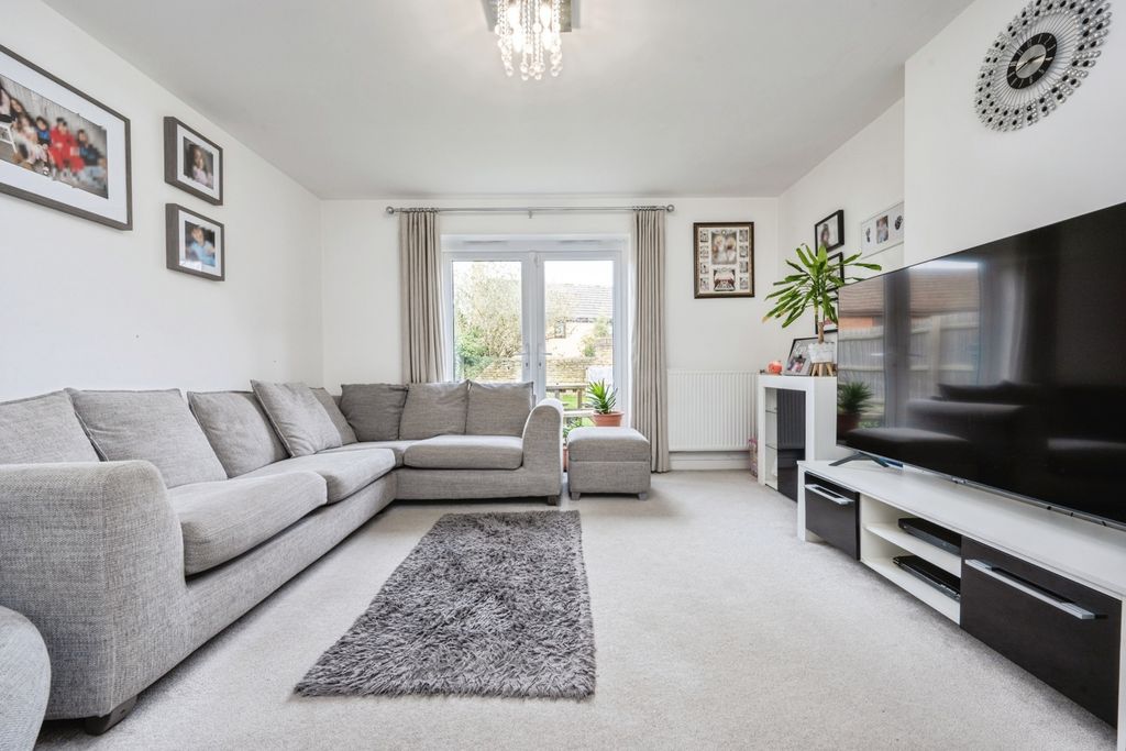 Property photo 3 of 25 Lounge