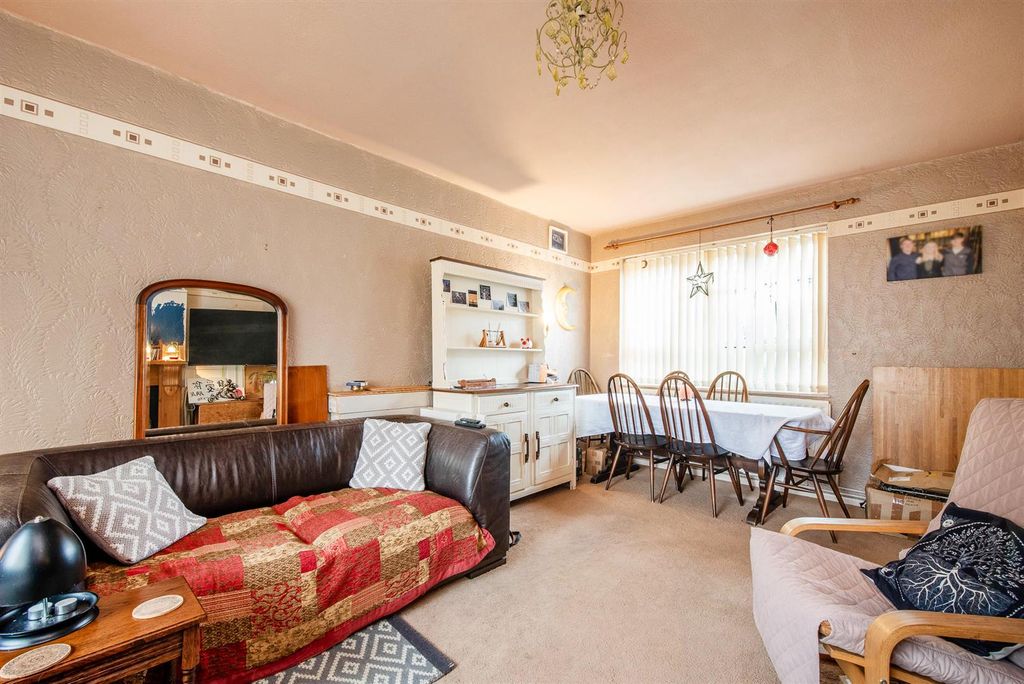 Property photo 3 of 16 Lounge