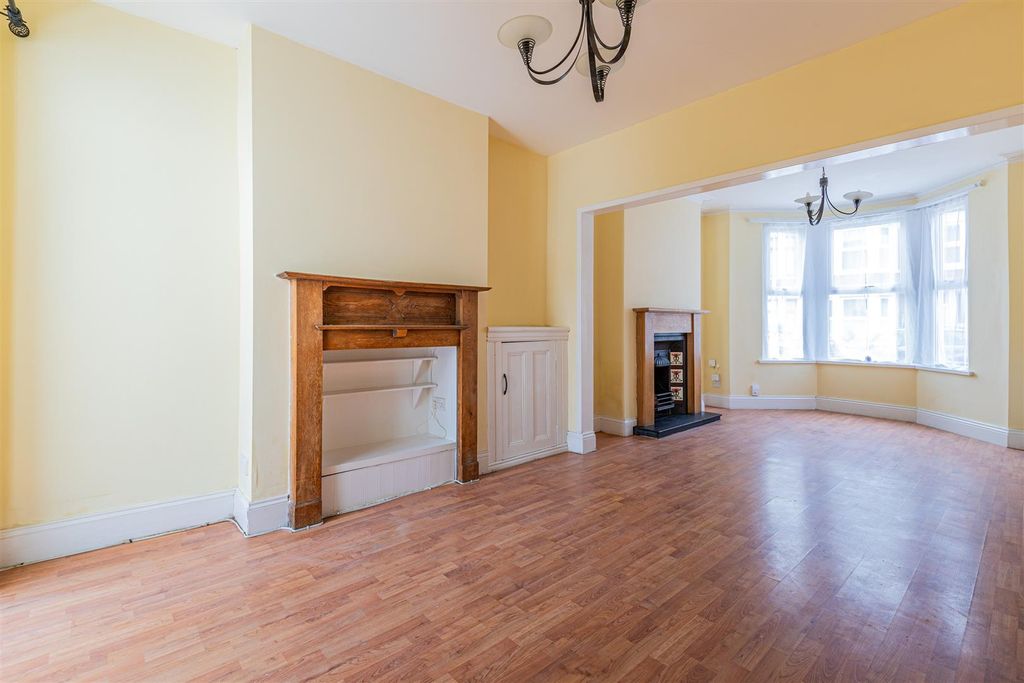 Property photo 3 of 16 Moorland Road 205-15.Jpg