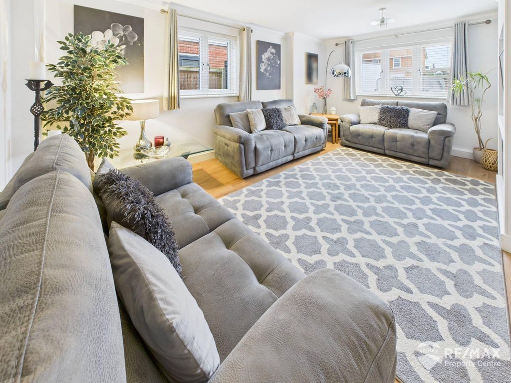 Property photo 2 of 20 Living Room