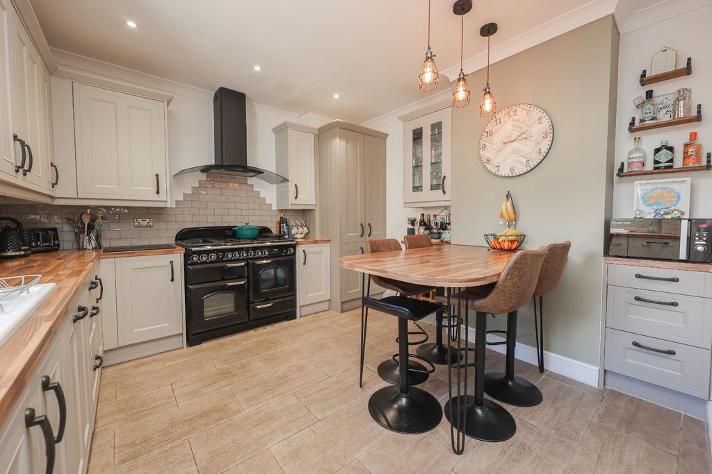 Property photo 2 of 27 5444781