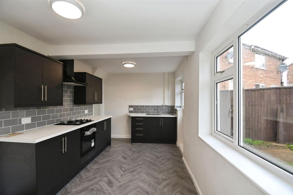 Property photo 3 of 14 Kitchen