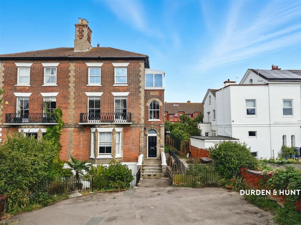 Property photo 2 of 18 Cliff Road