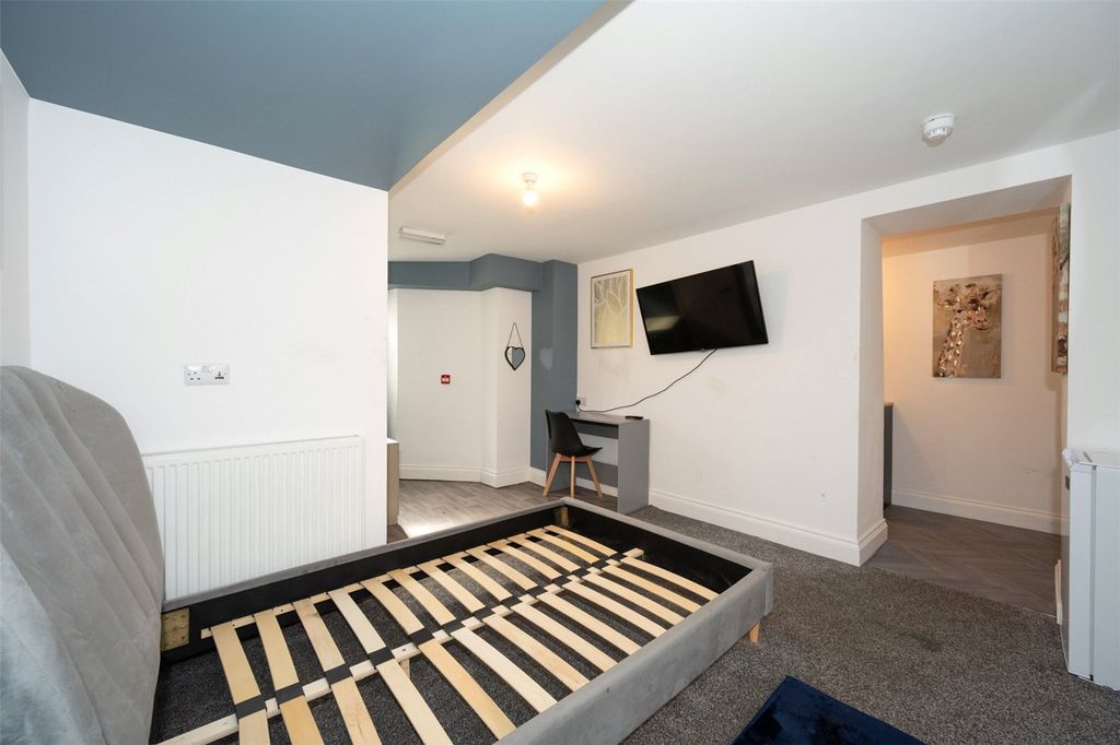 Property photo 3 of 10 Bedroom