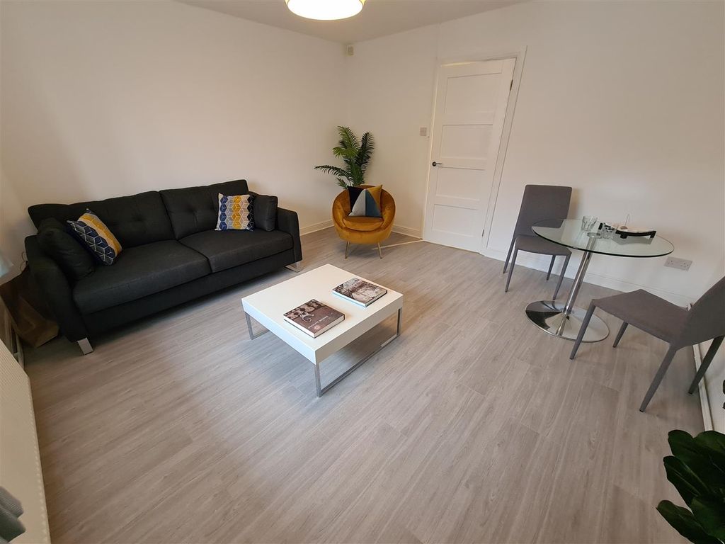 Property photo 3 of 9 Lounge