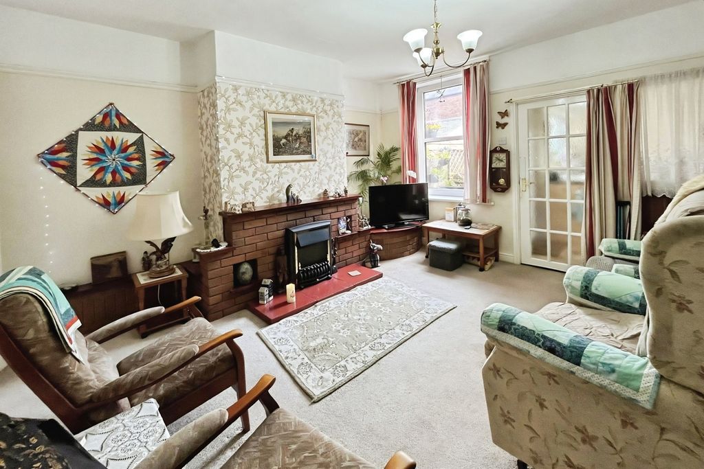 Property photo 2 of 11 Living Room