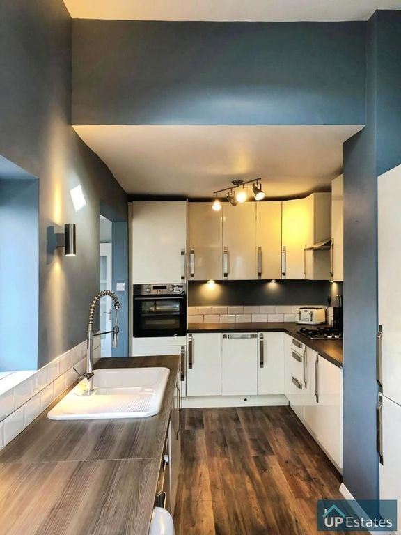 Property photo 3 of 14 Kitchen
