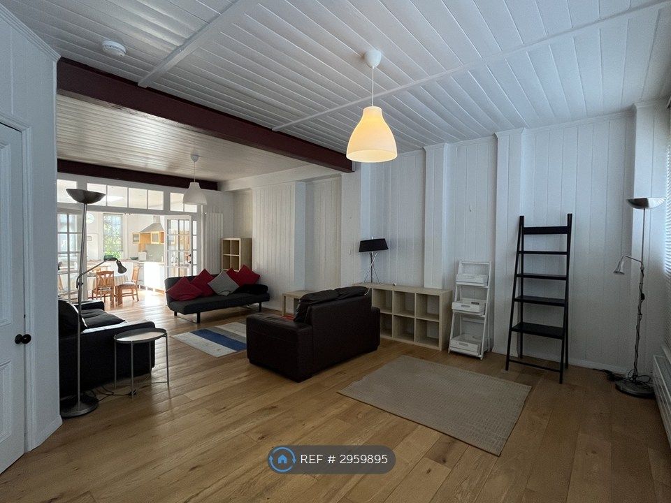 Property photo 2 of 19 Lounge