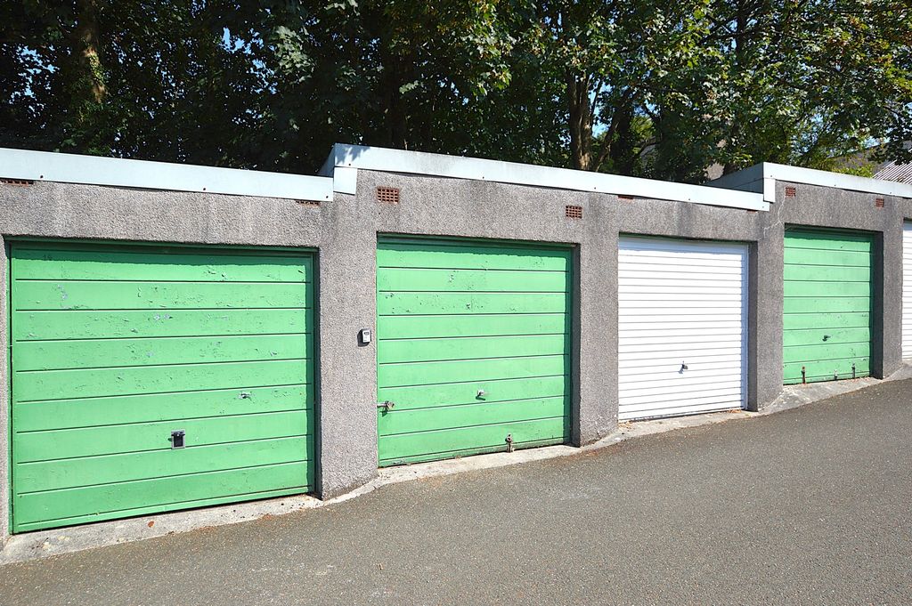 Property photo 1 of 2 Garage External