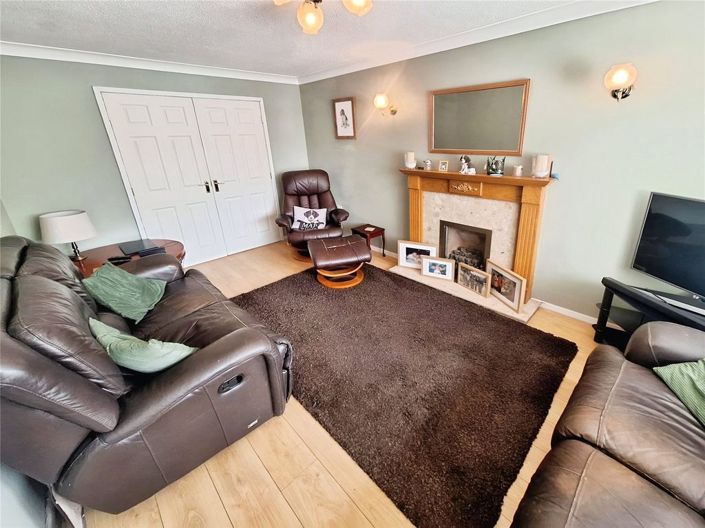 Property photo 2 of 13 Lounge