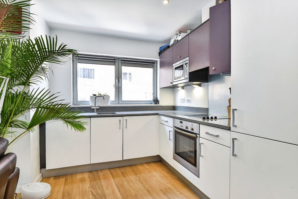 Property photo 3 of 8 Kitchen