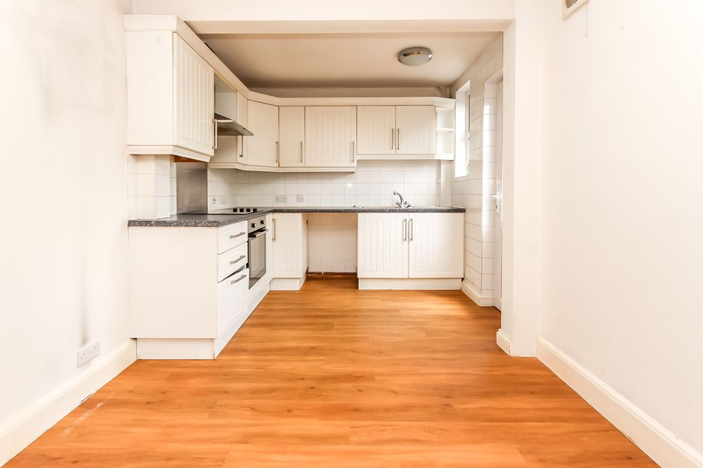 Property photo 3 of 7 Kitchen