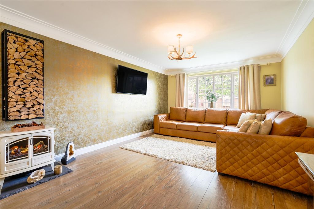 Property photo 2 of 14 Living Room / Dining Area